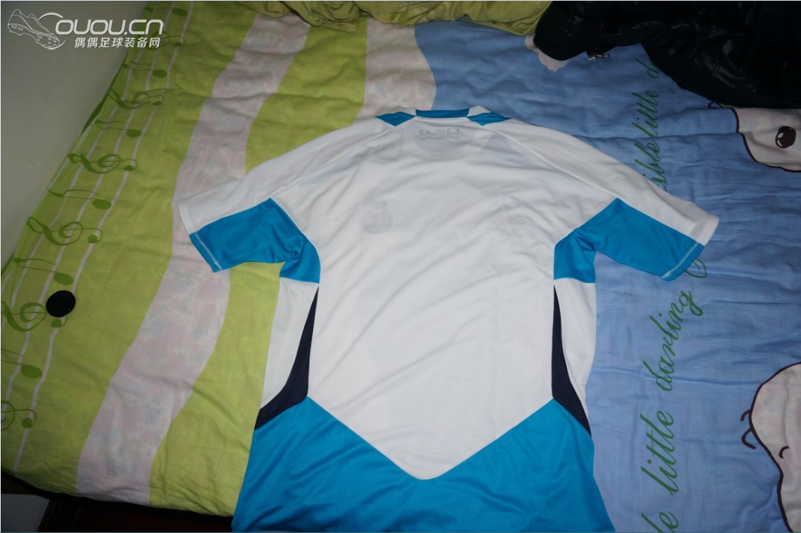 新入手两件球员版球衣09-10赛季米兰客场长袖、12-13皇马球员版训练服