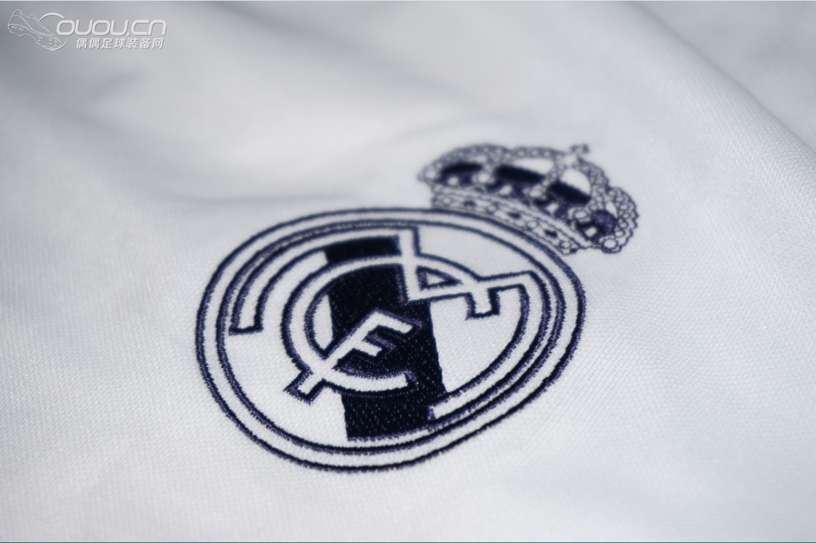 新入手两件球员版球衣09-10赛季米兰客场长袖、12-13皇马球员版训练服