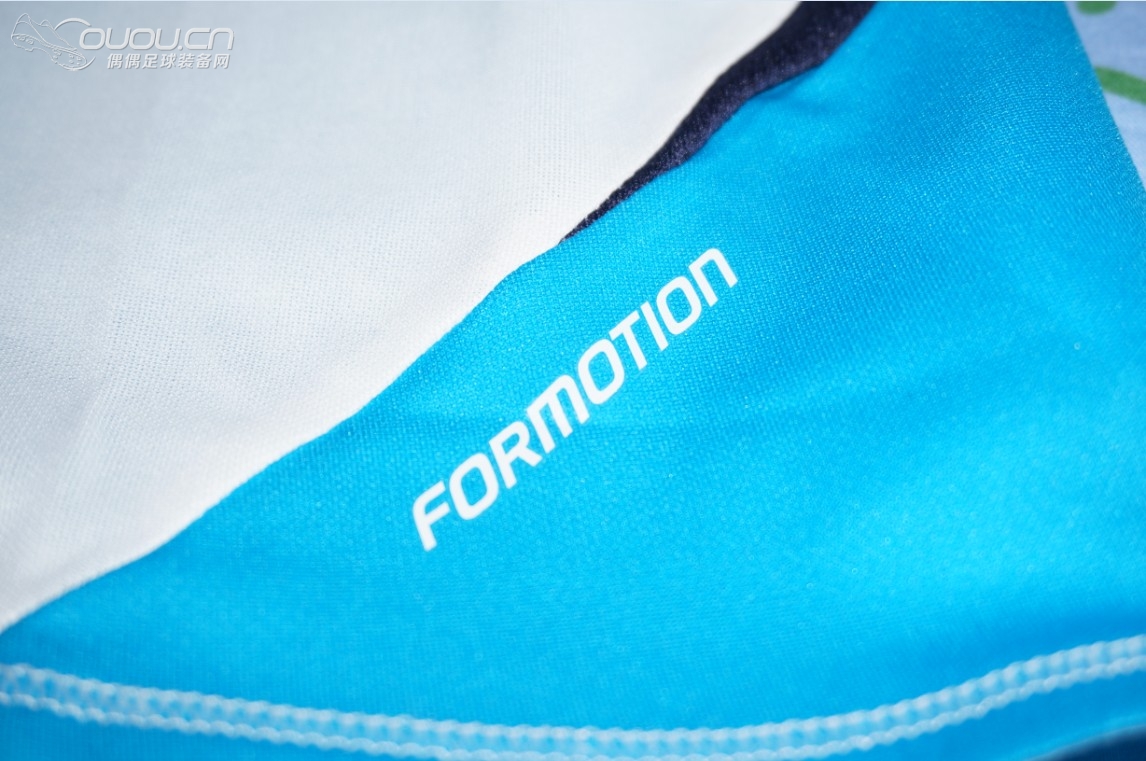 新入手两件球员版球衣09-10赛季米兰客场长袖、12-13皇马球员版训练服