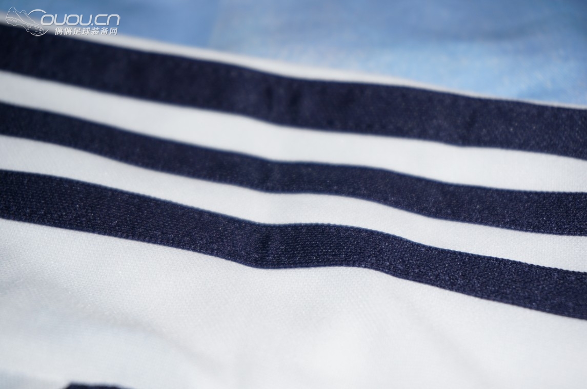 新入手两件球员版球衣09-10赛季米兰客场长袖、12-13皇马球员版训练服