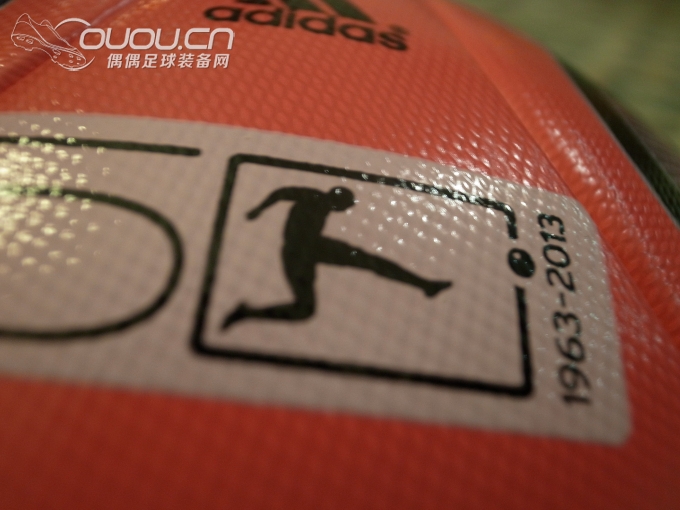 入手一个12-13德甲联赛冬季用球