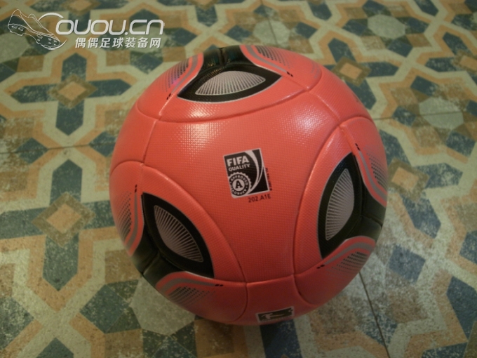 入手一个12-13德甲联赛冬季用球