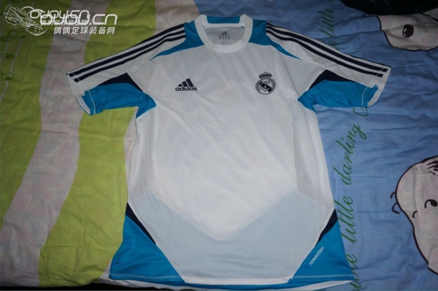 新入手两件球员版球衣09-10赛季米兰客场长袖、12-13皇马球员版训练服