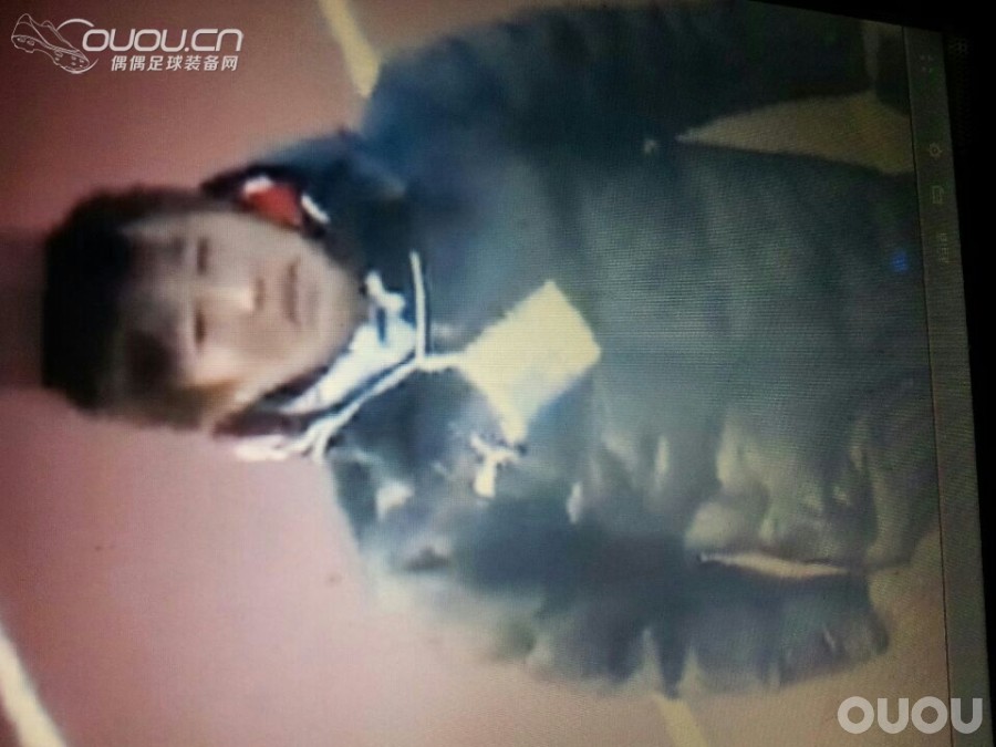 跪求那场日本富山第一高中足球队教练的puma羽绒服哇!