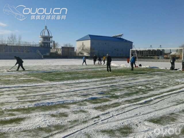 东北的冬天 踢个球容易么