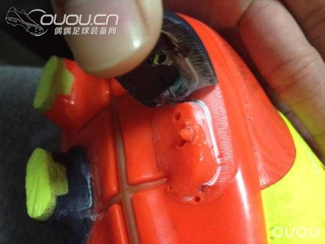 史上寿命最短球鞋。EVOPOWER——更新,一气之下把其他钉子解剖了。—继续更新场地照。