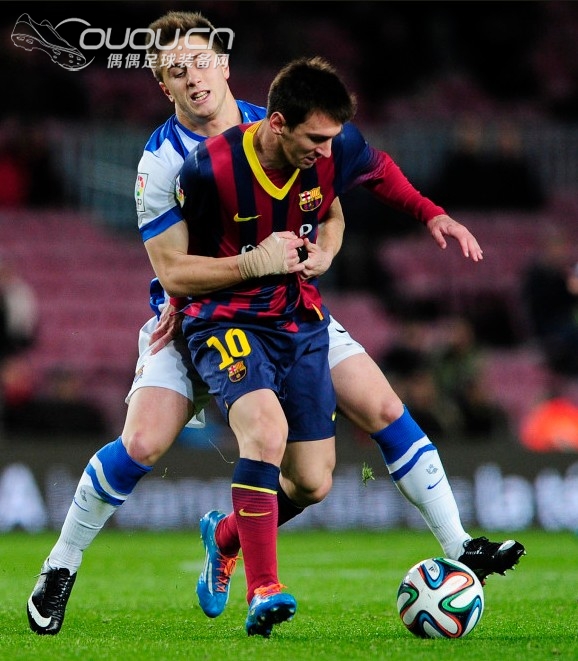 梅西穿着皮版的桑巴湖蓝F50