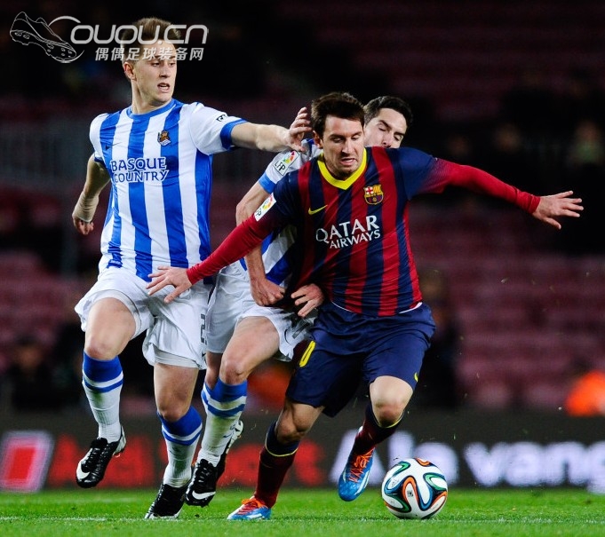 梅西穿着皮版的桑巴湖蓝F50