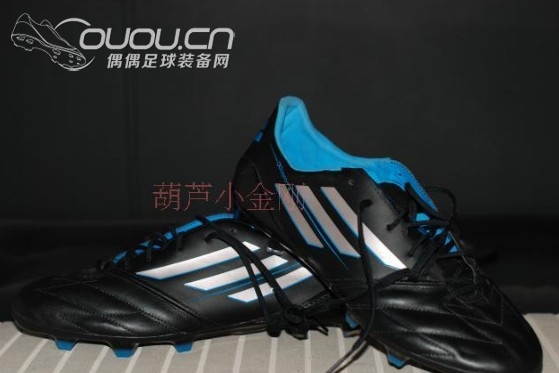 梅西穿着皮版的桑巴湖蓝F50