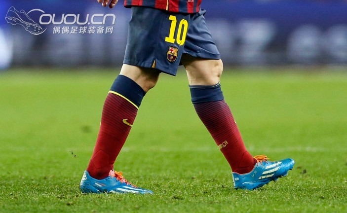 梅西穿着皮版的桑巴湖蓝F50