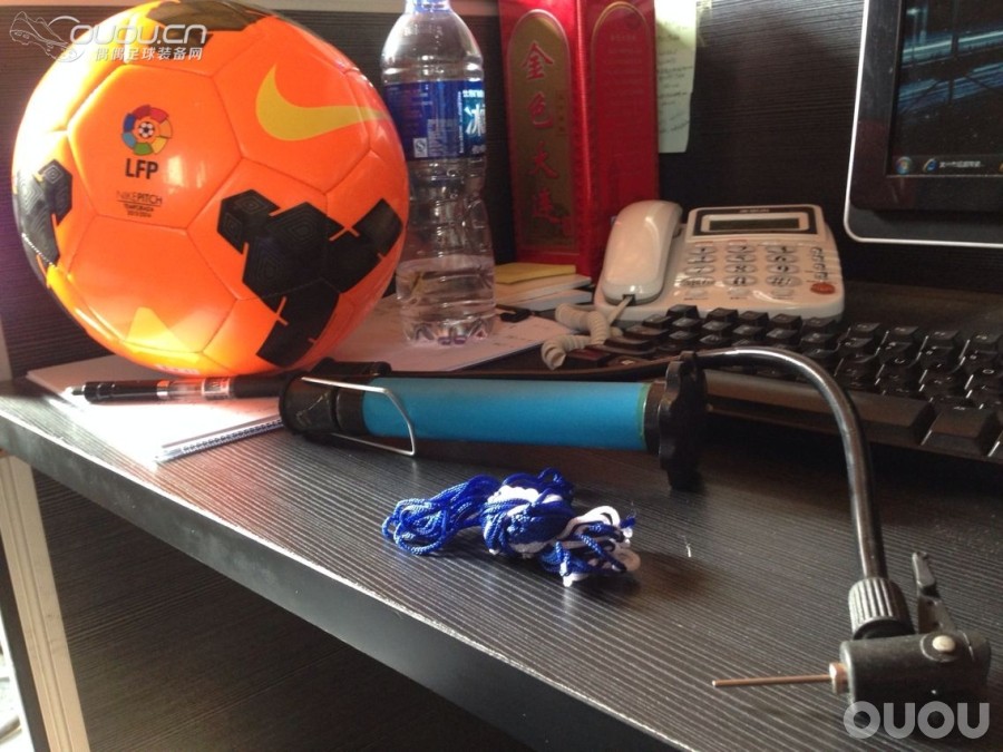 2013-2014西甲赛季冬季雪地低端足球,替球队采购一个刚刚到手。