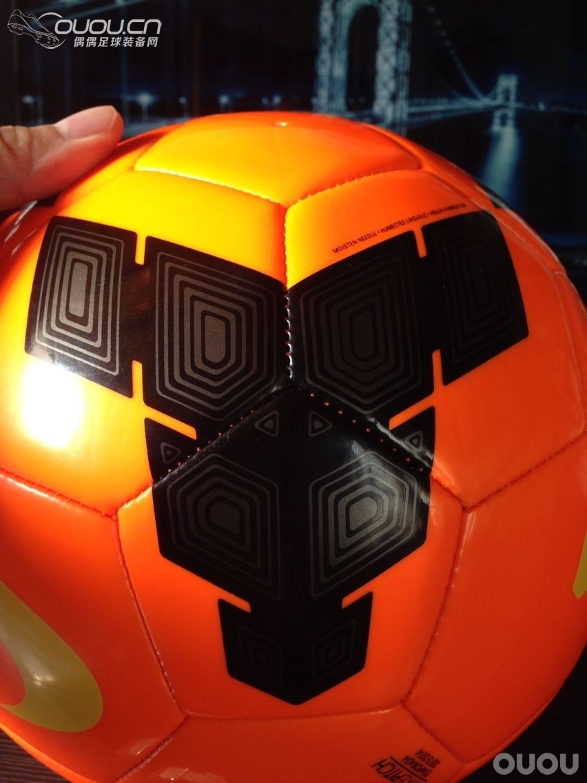 2013-2014西甲赛季冬季雪地低端足球,替球队采购一个刚刚到手。