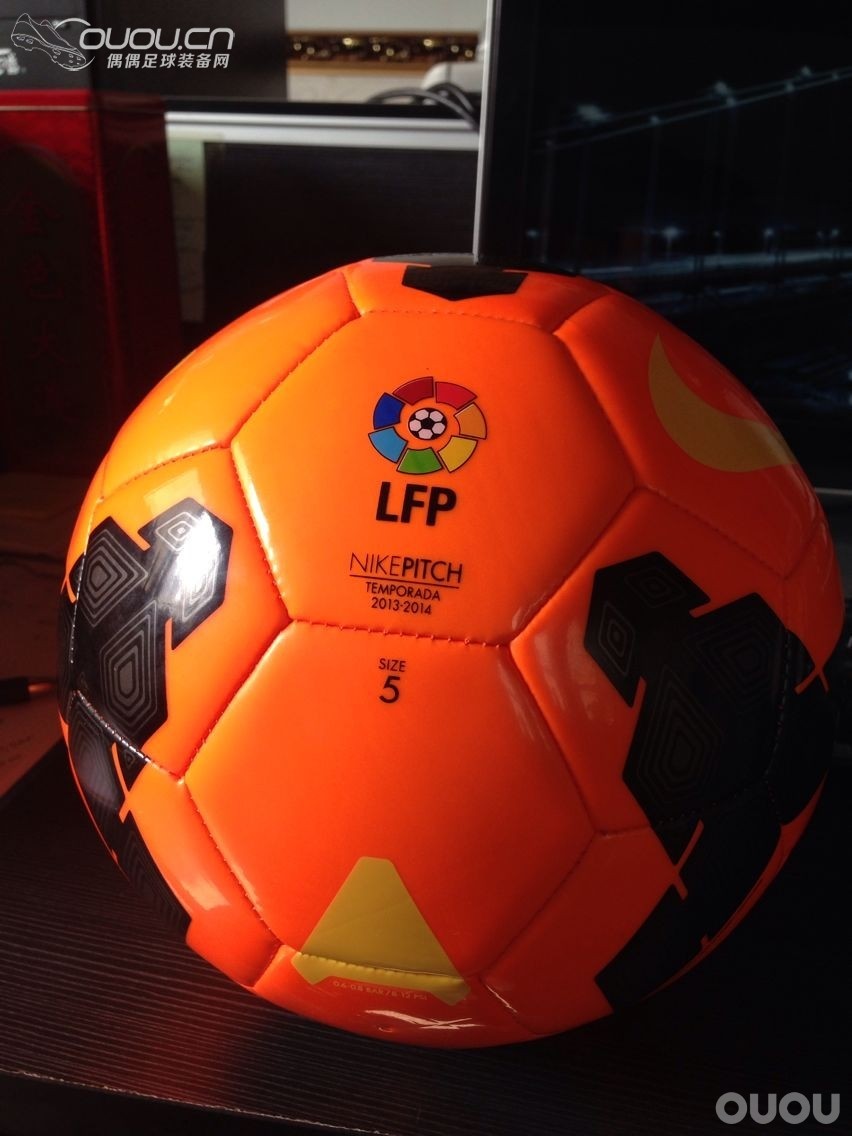 2013-2014西甲赛季冬季雪地低端足球,替球队采购一个刚刚到手。