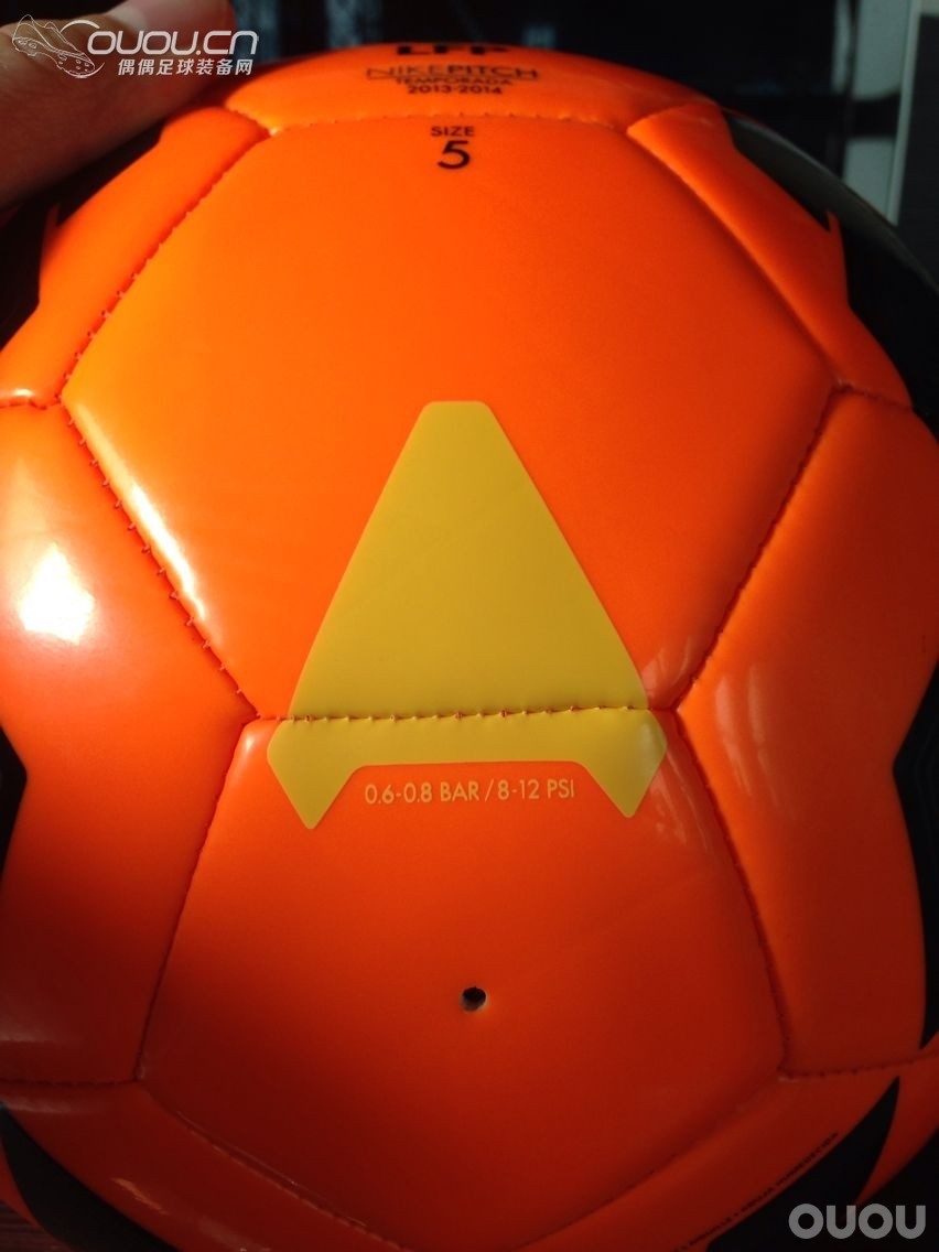 2013-2014西甲赛季冬季雪地低端足球,替球队采购一个刚刚到手。