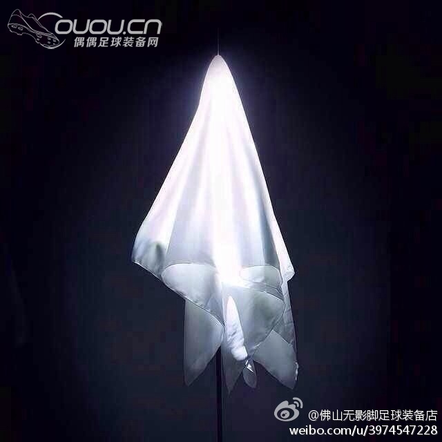 {被钉鞋踩到了怎办}今夜眼光聚焦都在NIKE magista。獨特的外表與材料,甚至讓我們認識到原來編織而成的布鞋