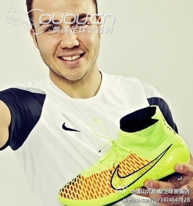 {被钉鞋踩到了怎办}今夜眼光聚焦都在NIKE magista。獨特的外表與材料,甚至讓我們認識到原來編織而成的布鞋