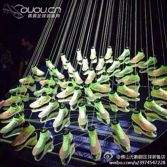 {被钉鞋踩到了怎办}今夜眼光聚焦都在NIKE magista。獨特的外表與材料,甚至讓我們認識到原來編織而成的布鞋