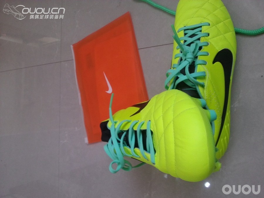 之前在耐克官网上购入的TIEMPO LEGEND IV FG