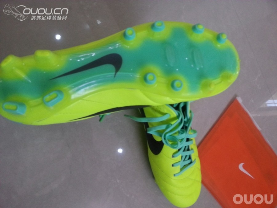 之前在耐克官网上购入的TIEMPO LEGEND IV FG