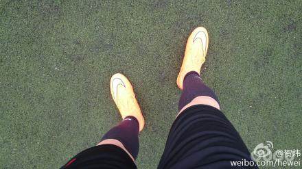 应该是第一位穿上新款刺客的中国人