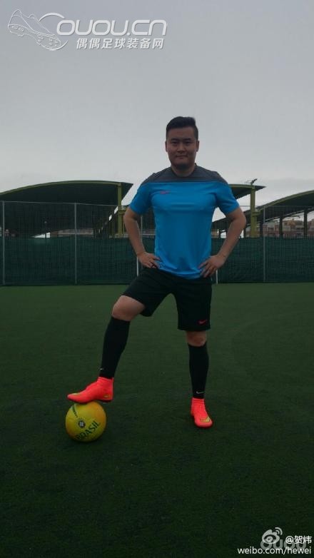 应该是第一位穿上新款刺客的中国人