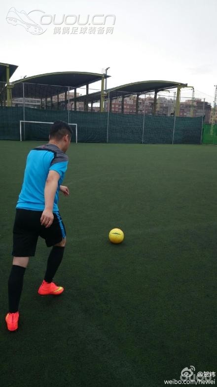 应该是第一位穿上新款刺客的中国人