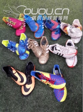 我踢球最爱的号码就是9 现在我集齐了9双鞋 做个纪念