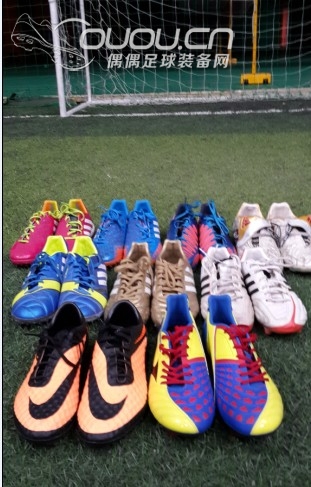 我踢球最爱的号码就是9 现在我集齐了9双鞋 做个纪念