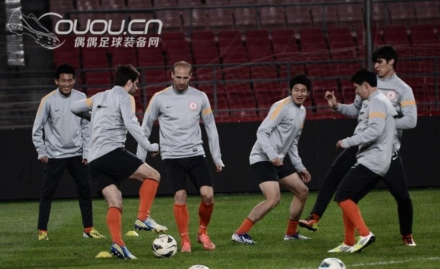 中超鲨鱼皮13年与14年对比图