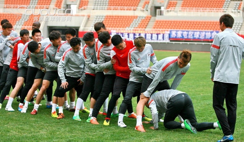 中超鲨鱼皮13年与14年对比图