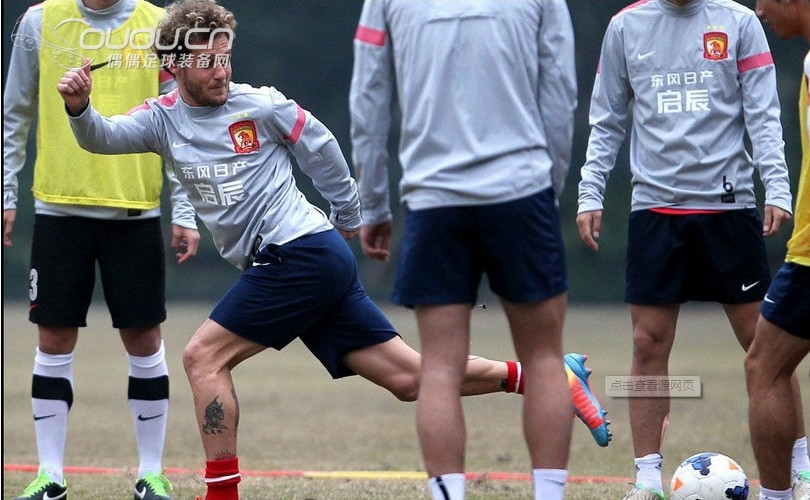 中超鲨鱼皮13年与14年对比图