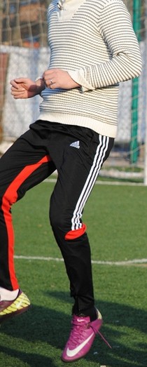 求明星足球队的这两条收腿裤的货号