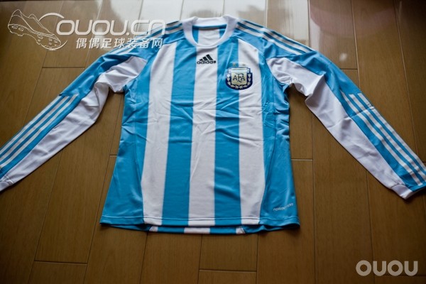 1011年阿根廷更衣室球员版 长袖球衣一件 还是这个阿达的模板!~
