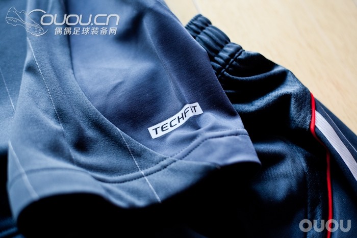 阿达最后的利物浦一套 球员版 这个坛子里应该很多很多了 呵呵