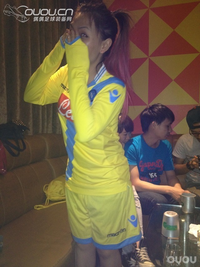 这是错版…还是泰版…附女友上身图…原来是欧冠版本…