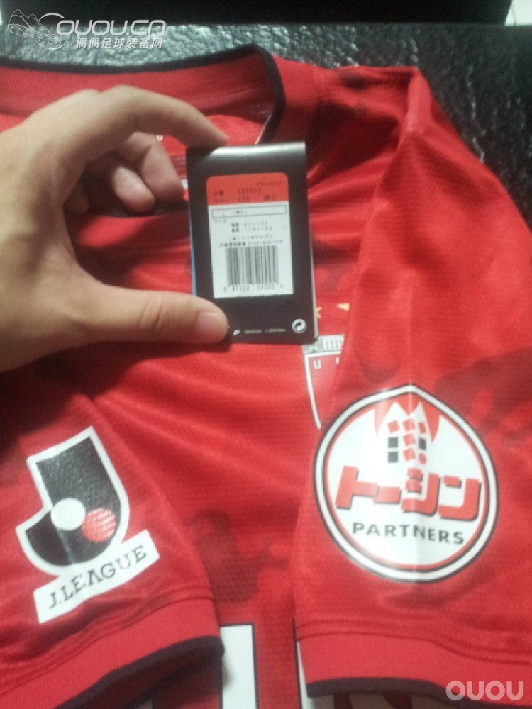 新入的浦和红钻球衣