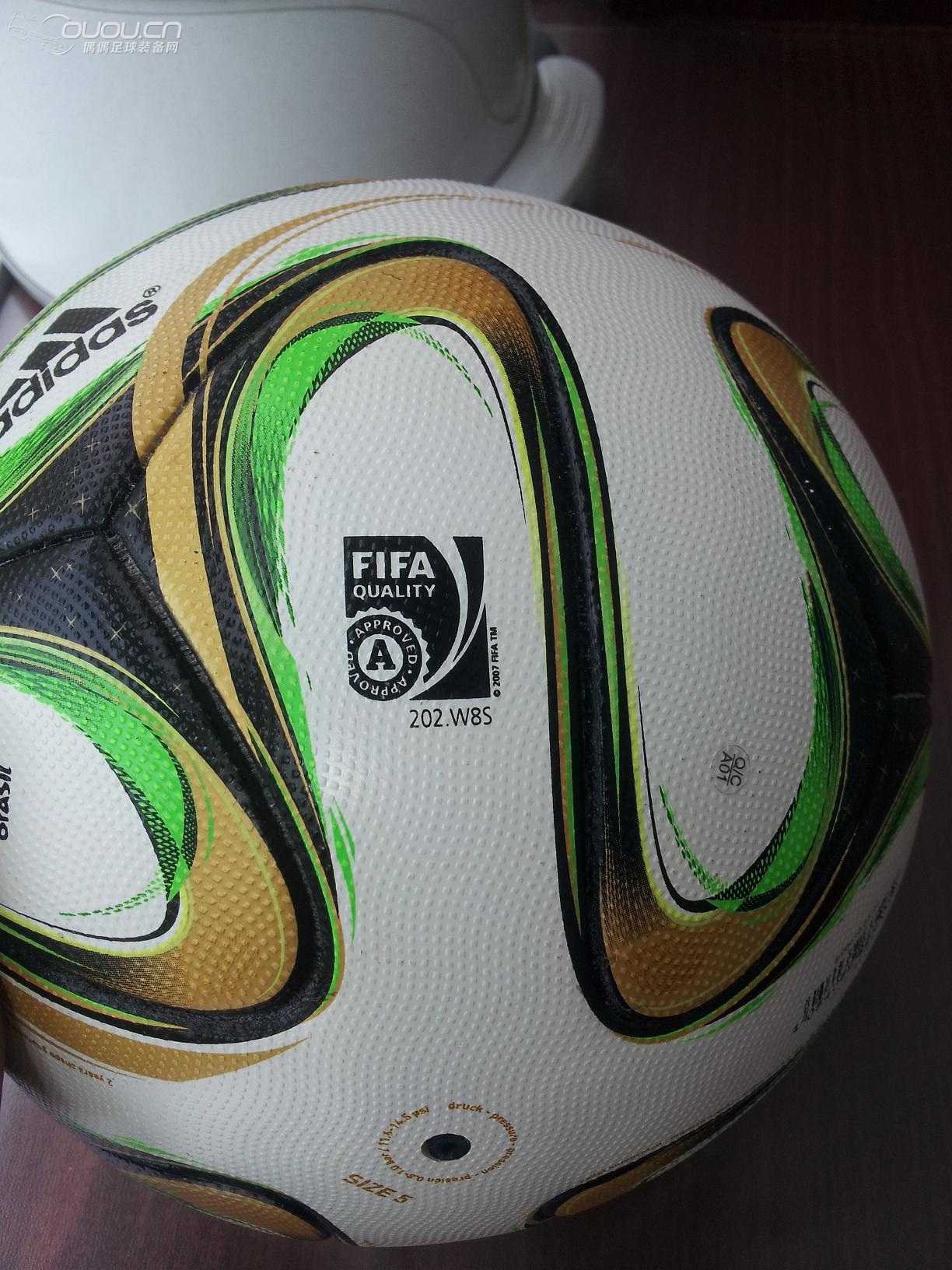 求鉴定G84000世界杯决赛用球。