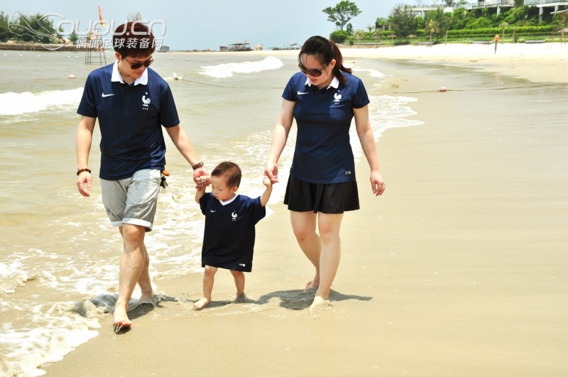 法兰西边路老将无缘世界杯最后一战,赛后海边度假家人陪同散心,外加无聊自拍pathiqe X top series留念。