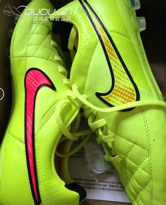 求见正不正 我屠脚吗 觉得全亮色太单调就换了个黑鞋带 好看不