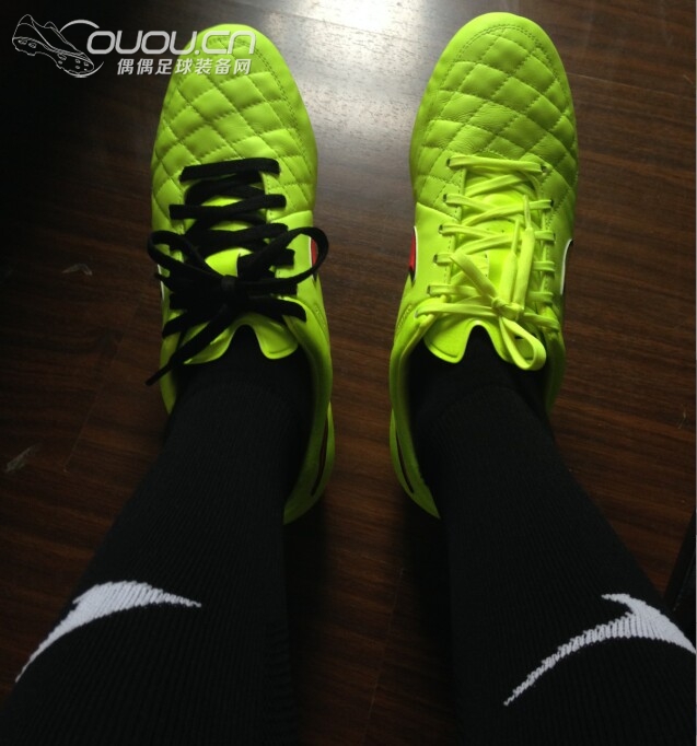 求见正不正 我屠脚吗 觉得全亮色太单调就换了个黑鞋带 好看不