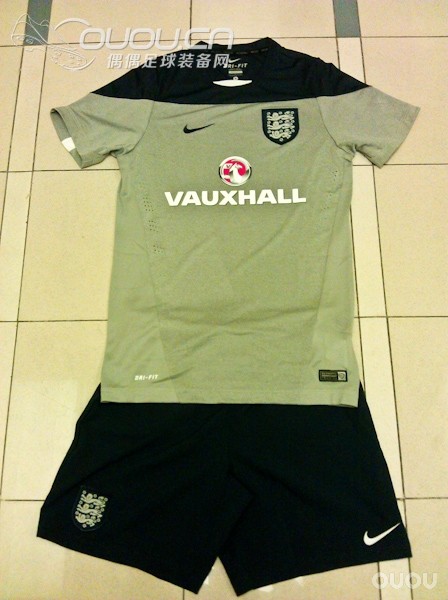 上身照来两张!哈哈~2014世界杯英格兰球员版训练服小试!