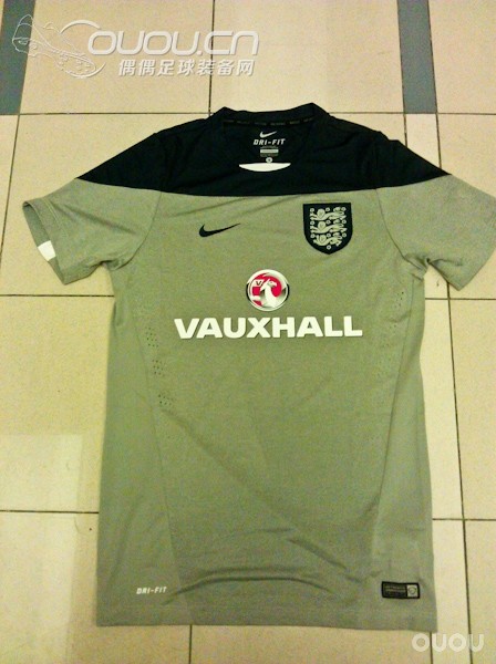 上身照来两张!哈哈~2014世界杯英格兰球员版训练服小试!
