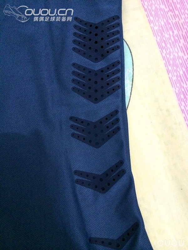 哎~本来就买了鞋可惜手贱又多收了件衣服~法国球员版~