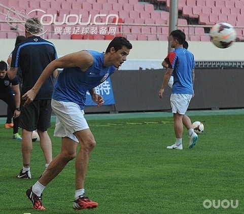 绿地莫雷诺穿上新款猎鹰本能