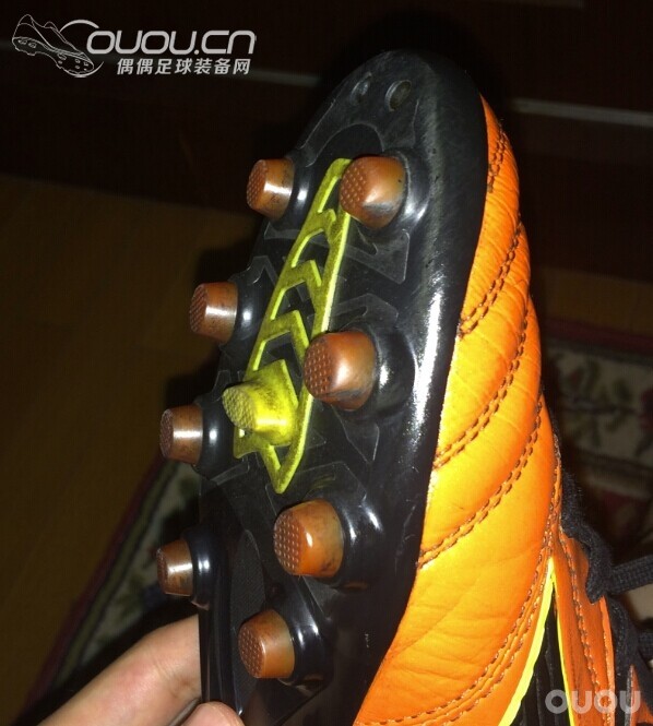 右脚大脚趾部位的鞋钉磨损好快