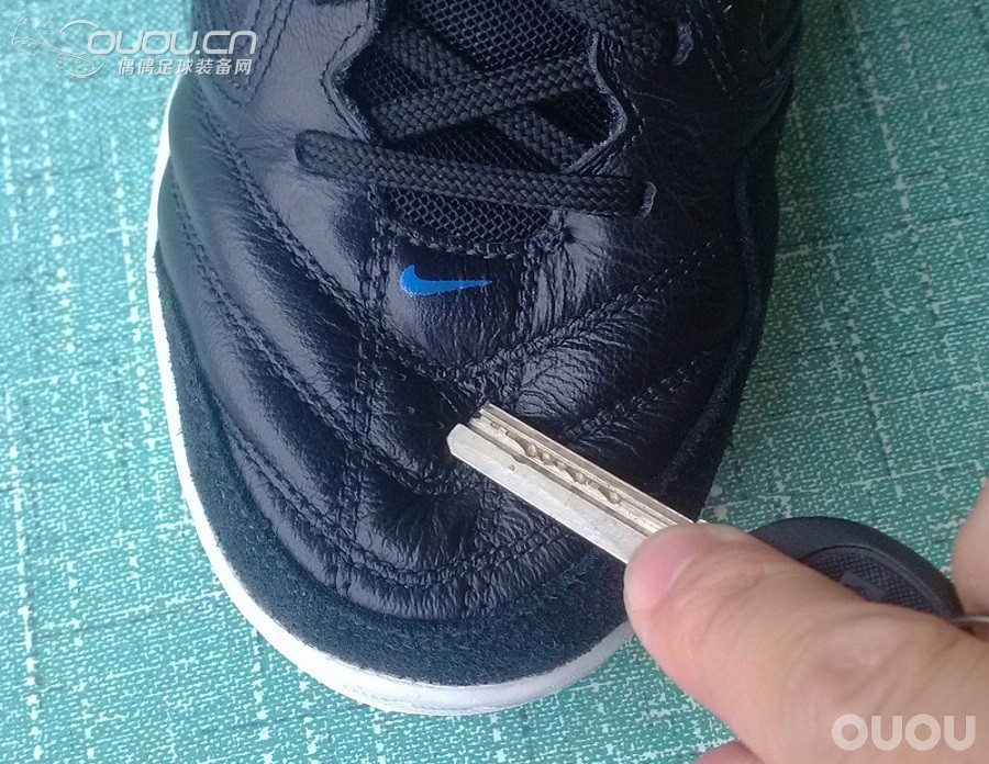 NIKE室内足球鞋 11年产 求大神们给鉴定 拜谢