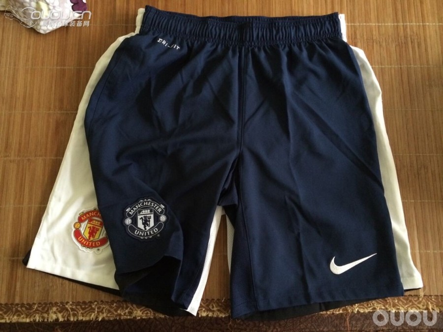 13-14曼联主场球裤错码,还是本来就偏大一码?
