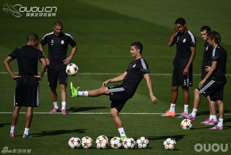 一分钟快感  F50 adizero 顶级AG欧冠配色鉴赏 ..顺带F10低端AG对比 我为自己代言 更新三张落场照