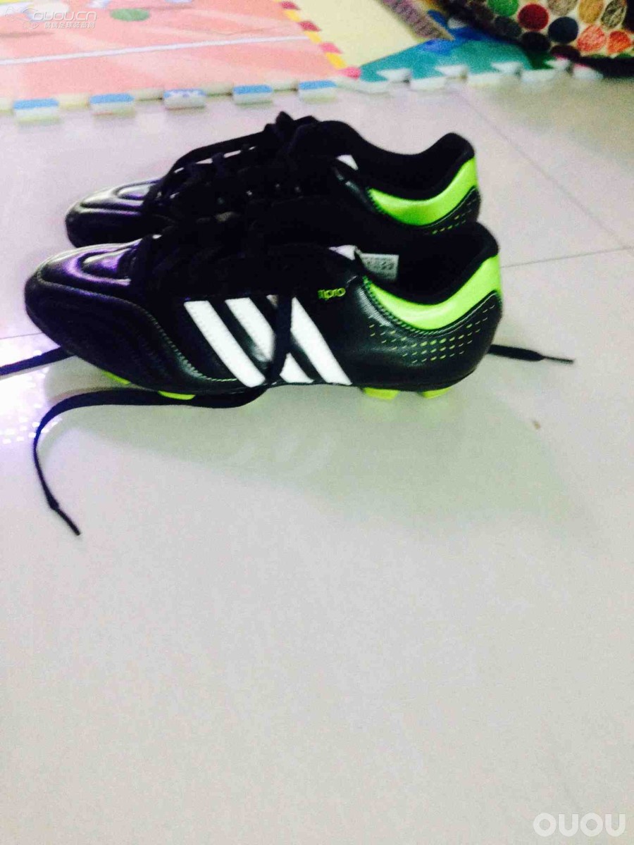 应该是比较老的一版阿迪达斯,求鉴定