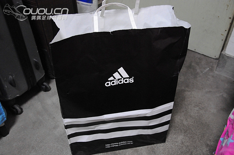 大家随便看看,最近还算比较火的球衣~皇家马德里黑客